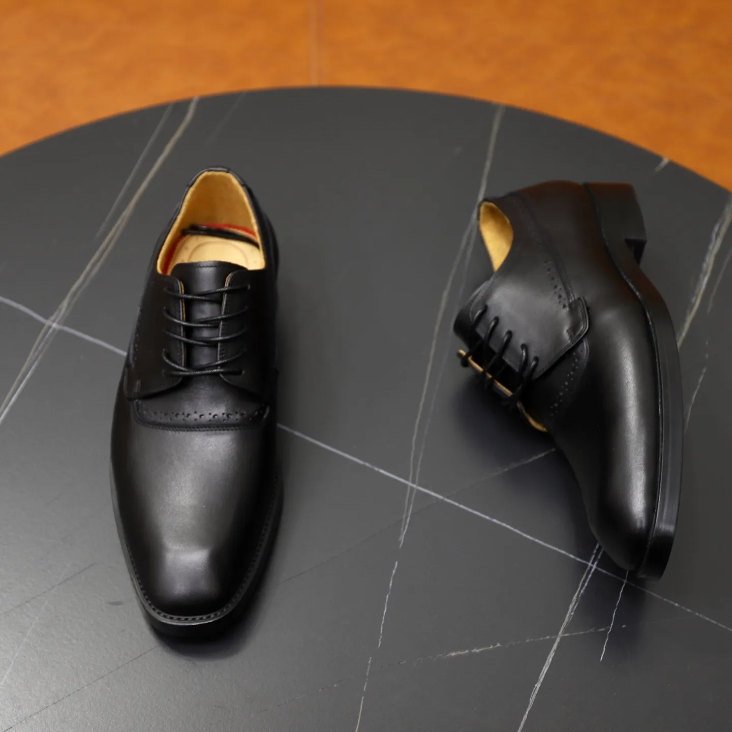 Ex-factory price: 620💰Christia*.Loubouti*🆑High-end men’s business formal leather shoes | Classic red sole shoes | Original imported first-layer cowhide | Water-dyed cowhide lining | Italian imported red rubber outsole | High-end luxury | Perfect interpretation of fashion, sunshine, style, suitable for various occasions Size: 39-44 (38.45 custom-made)